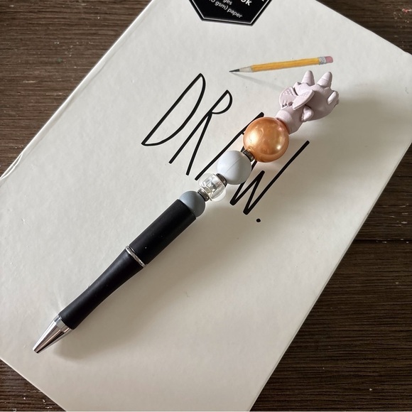 Disney Doorables: The Hunchback of Notre Dame: Laverne handmade beaded pen - Picture 3 of 3